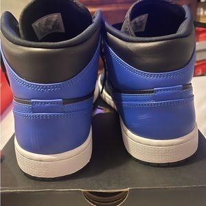 Jordan 1 Mid Hyper Royal